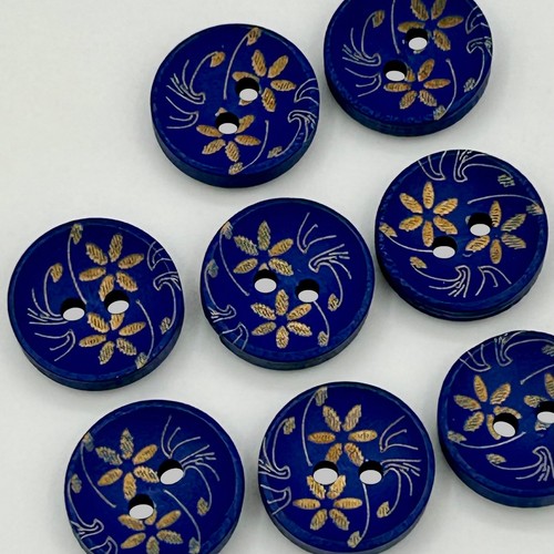 Wooden carved buttons - wooden, ‘carved’