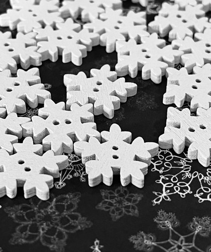 White wooden snowflake - x,