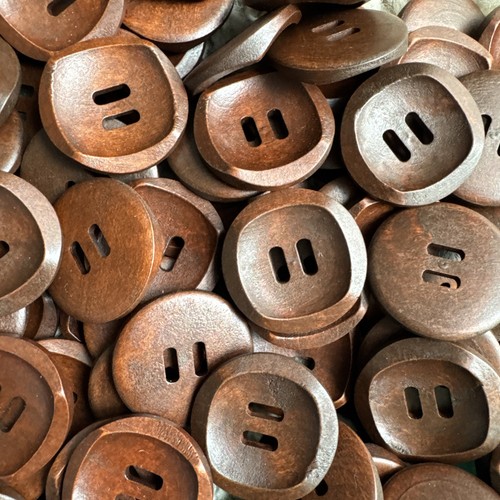 Round wooden buttons - 9,